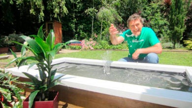 Construye un estanque de jardín con traviesas de madera