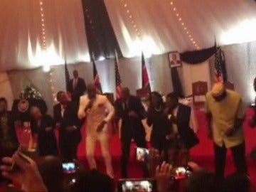 Barack Obama baila en Kenia