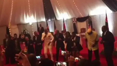 Barack Obama baila en Kenia Barack Obama baila en Kenia