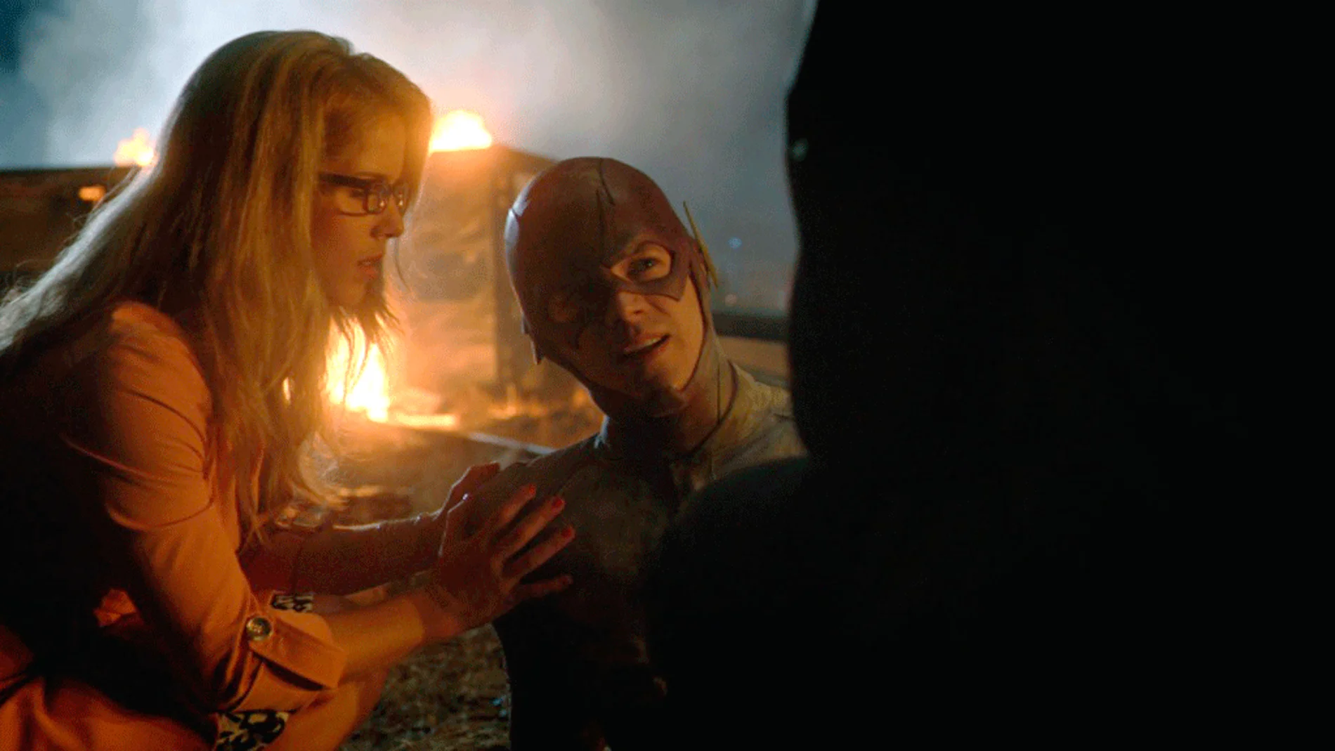 Cisco, Felicity y Cameron le salvan la vida a The Flash