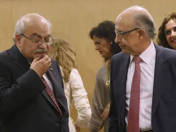 Cristóbal Montoro habla con el consejero de Hacienda de Cataluña, Andreu Mas-Colell Cristóbal Montoro habla con el consejero de Hacienda de Cataluña, Andreu Mas-Colell