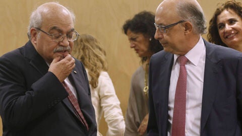 Crist&oacute;bal Montoro habla con el consejero de Hacienda de Catalu&ntilde;a, Andreu Mas-Colell