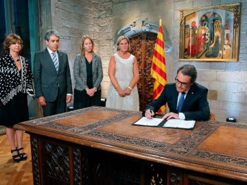 Artur Mas firma el decreto de convocatoria del 27-S