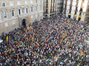 Alrededor de mil personas se concentran ante Generalitat en apoyo del 27S