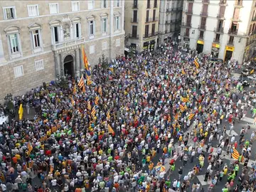 Alrededor de mil personas se concentran ante Generalitat en apoyo del 27S Alrededor de mil personas se concentran ante Generalitat en apoyo del 27S