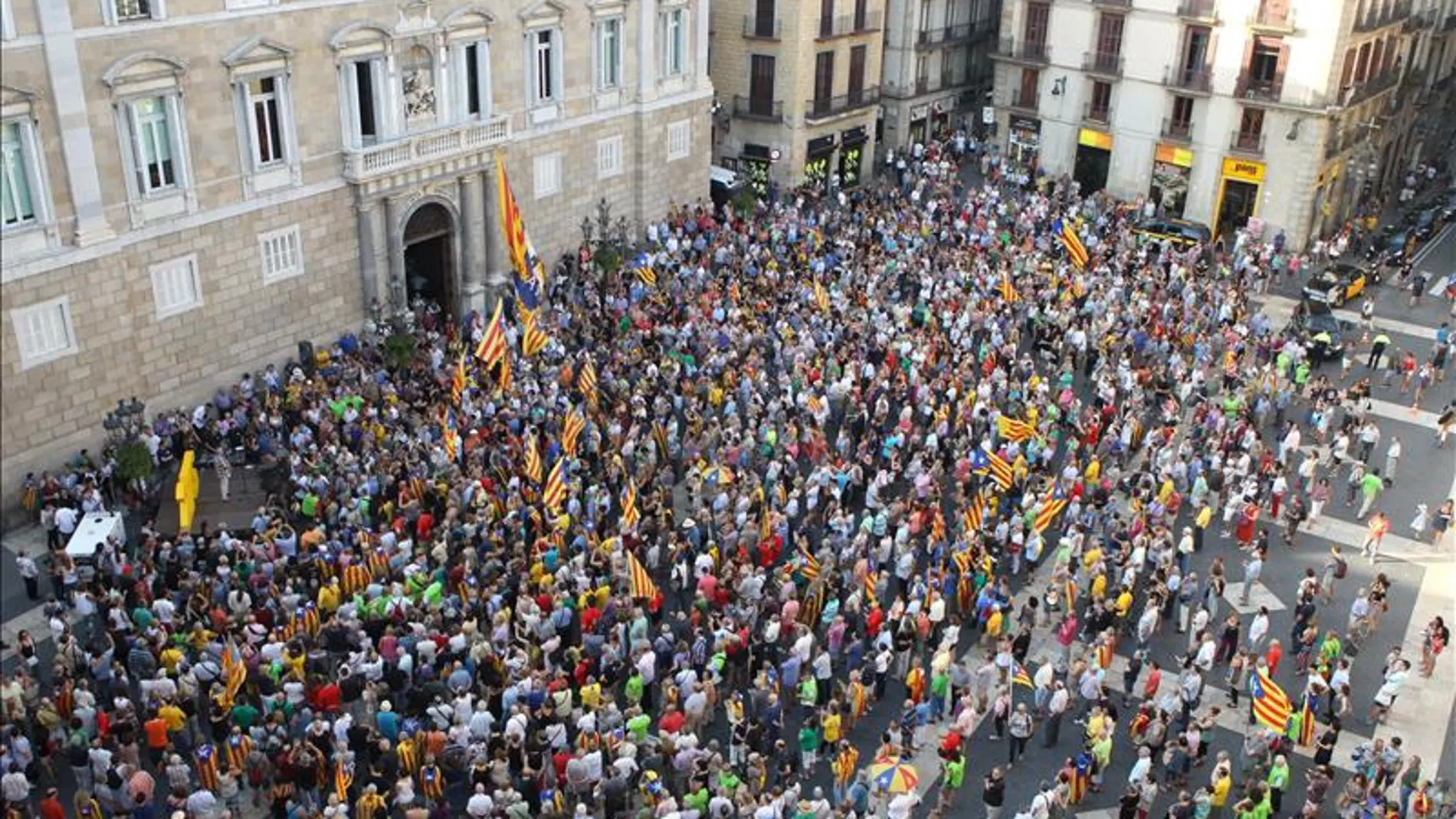 Alrededor de mil personas se concentran ante Generalitat en apoyo del 27S