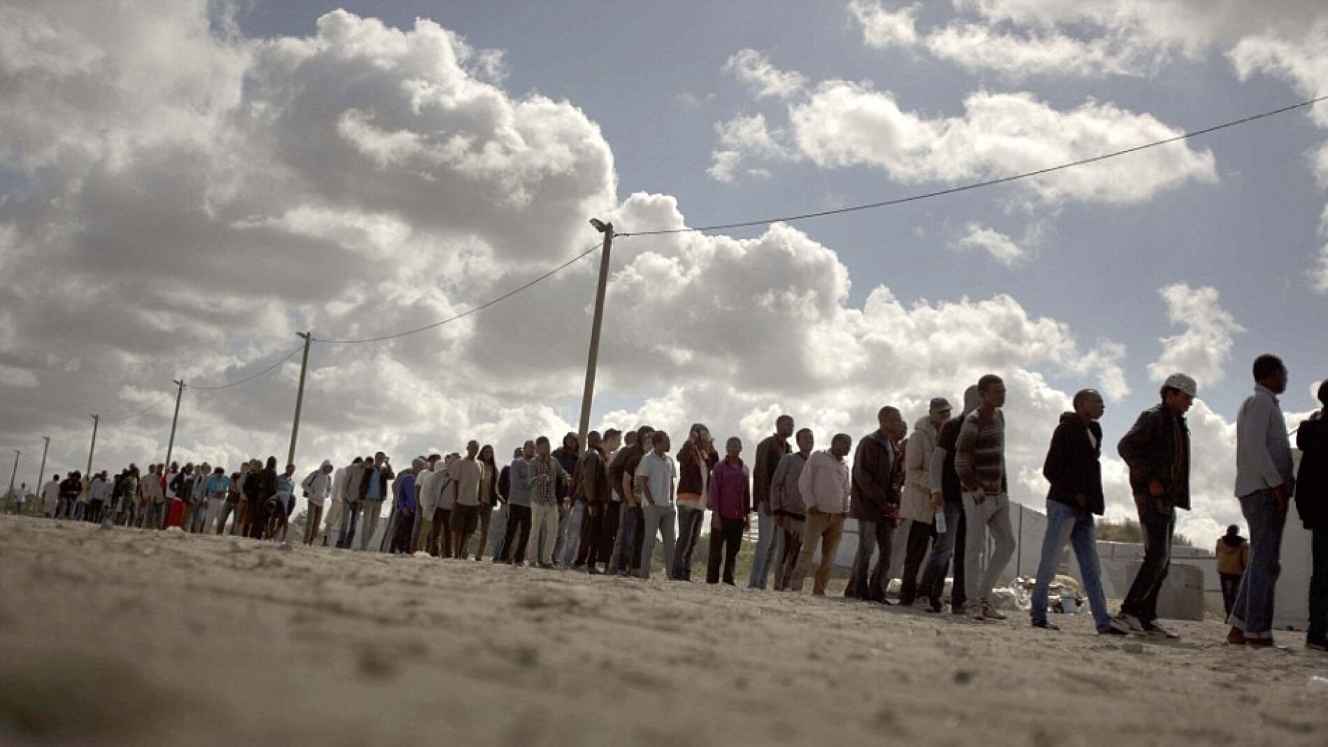 Colas durante la espera para recibir comida en 'La Jungla'