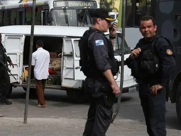 Imagen de archivo de varios agentes de policía en Brasil Imagen de archivo de varios agentes de policía en Brasil