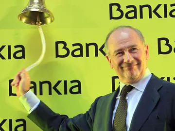 Rato toca la campana en la salida a bolsa de Bankia Rato toca la campana en la salida a bolsa de Bankia
