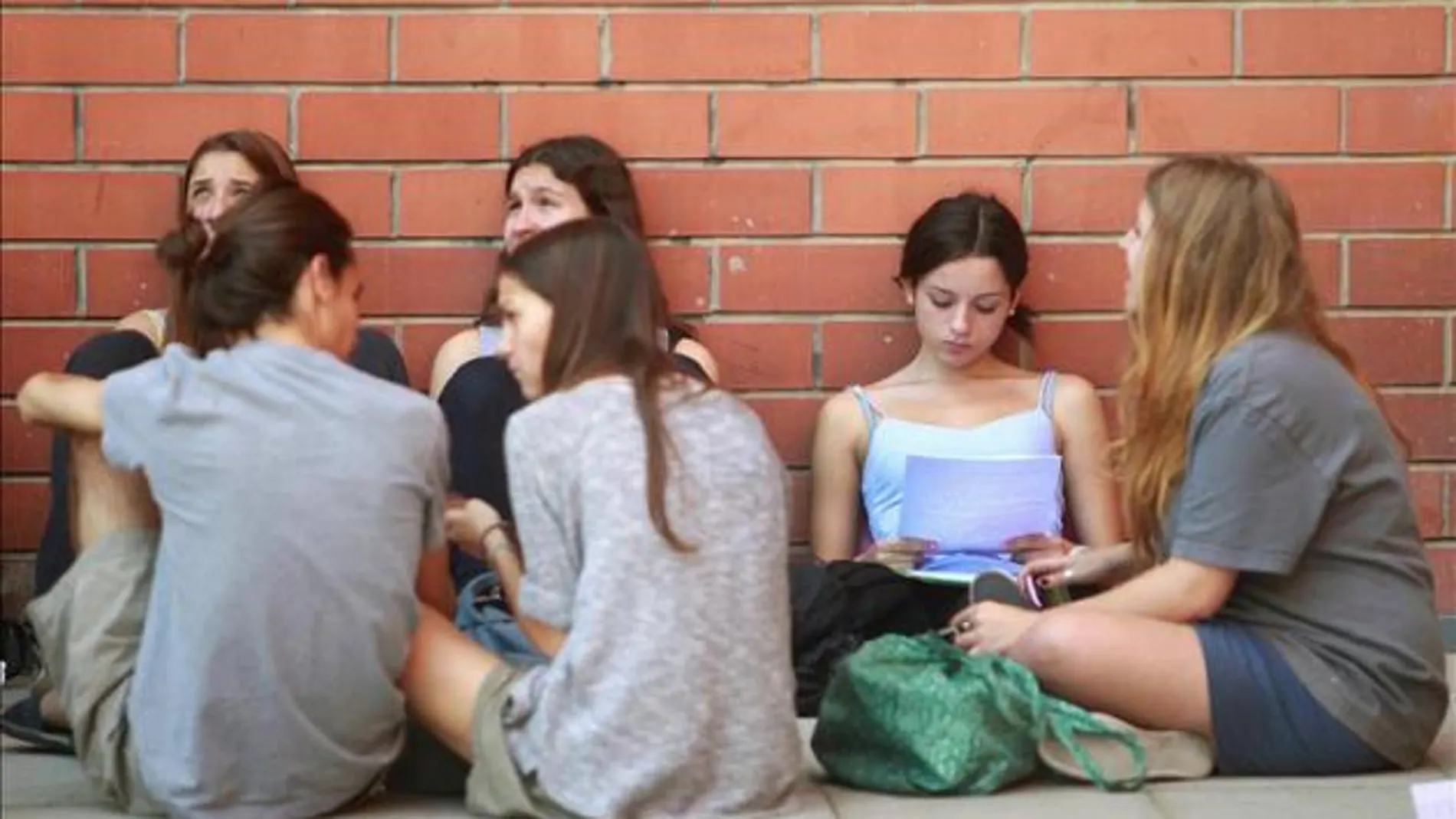 Grupo de jóvenes sentados Grupo de jóvenes sentados