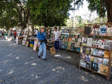 Un turista pasea por las calles de La Habana
