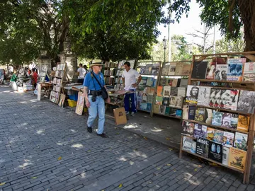 Un turista pasea por las calles de La Habana Un turista pasea por las calles de La Habana