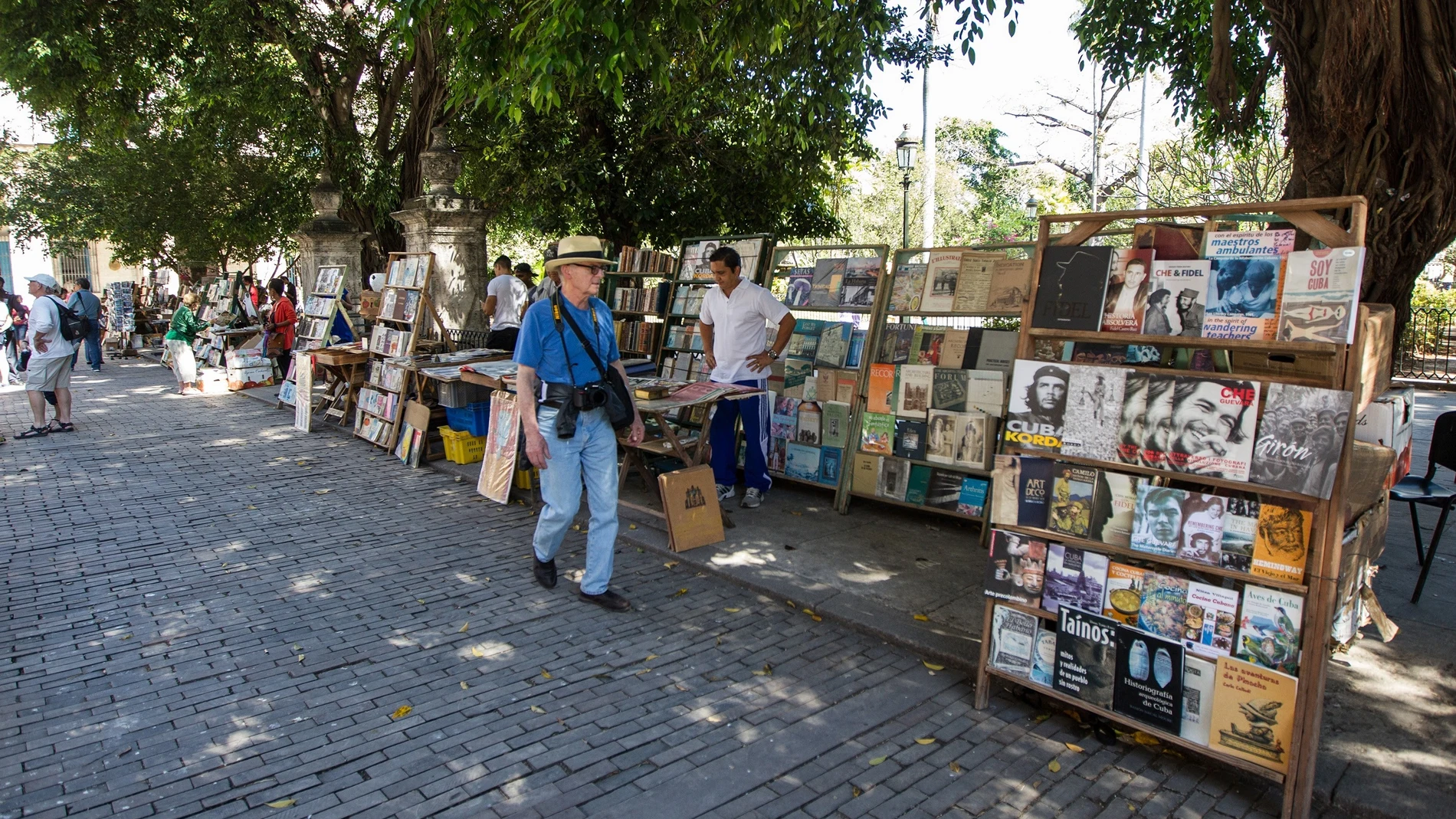 Un turista pasea por las calles de La Habana Un turista pasea por las calles de La Habana
