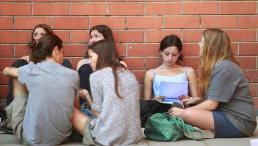 Grupo de jóvenes sentados