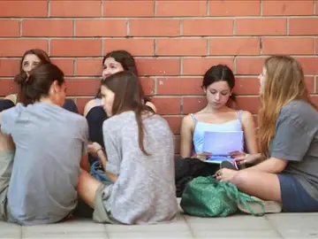 Grupo de jóvenes sentados Grupo de jóvenes sentados