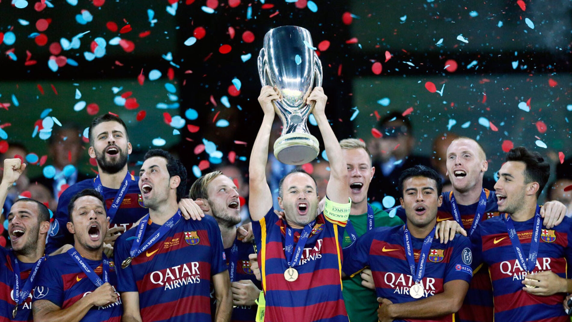 Iniesta alza la Supercopa de Europa