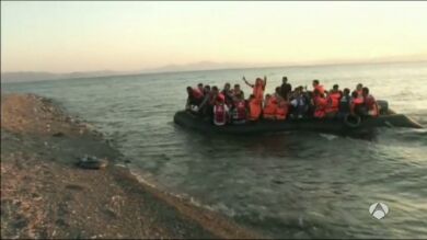 Más de 1.100 inmigrantes y refugiados llegan a Atenas desde la isla griega de Kos