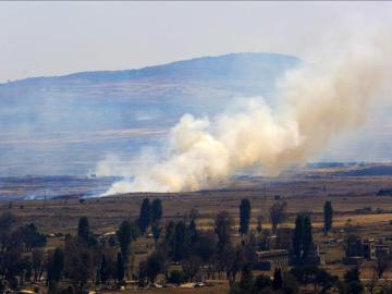 Una columna de humo tras una explosión en Siria