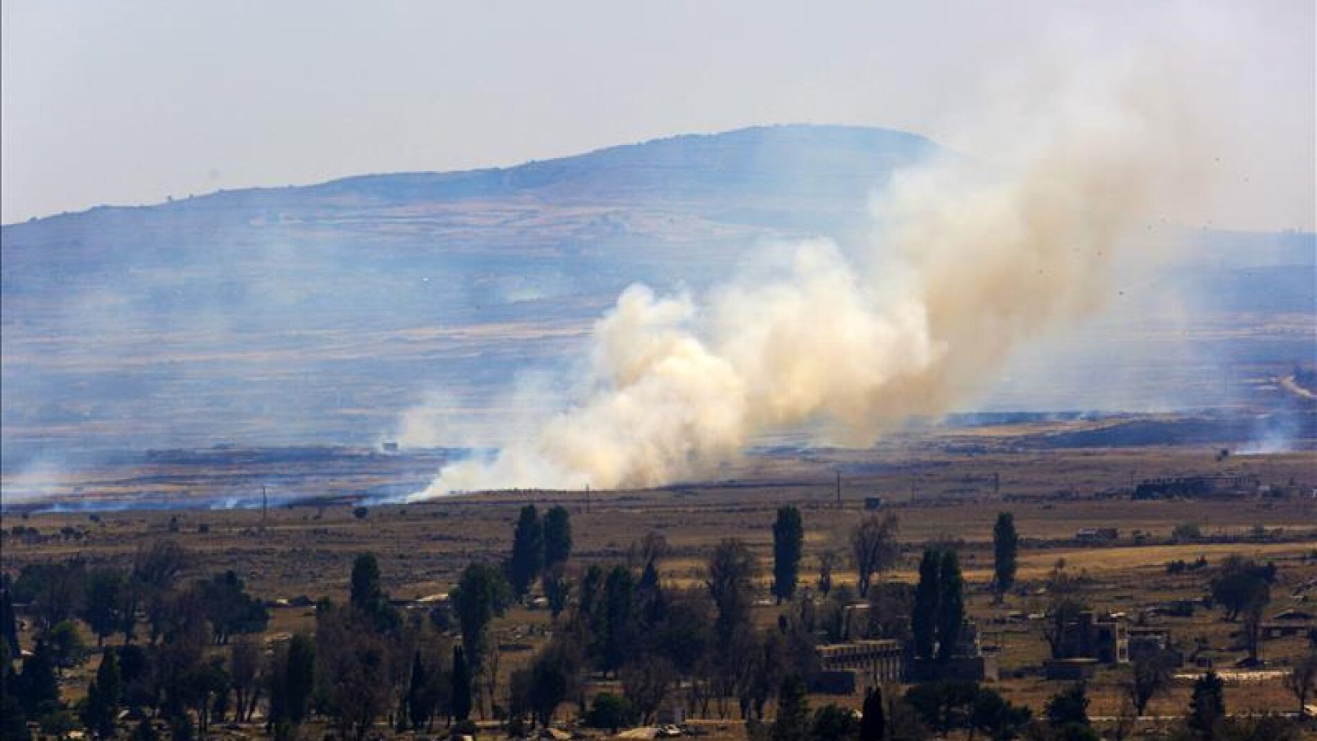 Una columna de humo tras una explosi&oacute;n en Siria