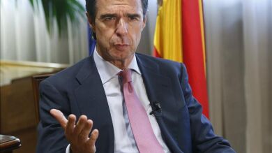 Soria califica los sueldos de los directivos del Ibex como 