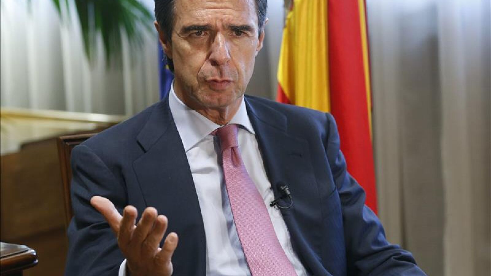Soria califica los sueldos de los directivos del Ibex como 