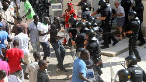 Protestas en Salou por la muerte del mantero senegal&eacute;s