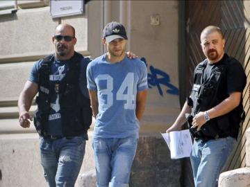 Sergio Morate con dos policías rumanos