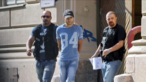 Sergio Morate con dos polic&iacute;as rumanos