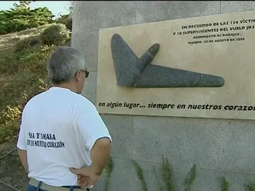 Placa homenaje por las víctimas de Spanair Placa homenaje por las víctimas de Spanair