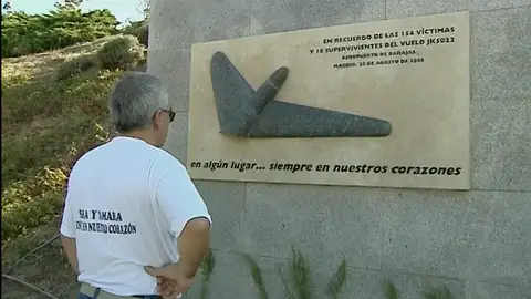 Placa homenaje por las víctimas de Spanair Placa homenaje por las víctimas de Spanair