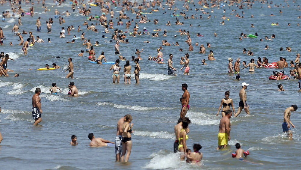 Una playa llena de gente