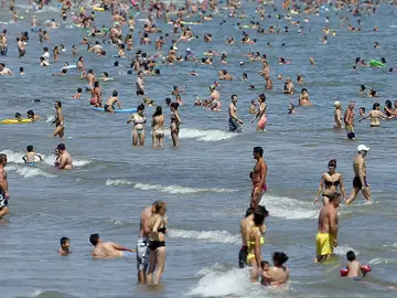 Una playa llena de gente Una playa llena de gente