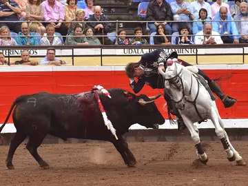 El rejoneador Pablo Hermoso de Mendoza ante su segundo primer toro El rejoneador Pablo Hermoso de Mendoza ante su segundo primer toro