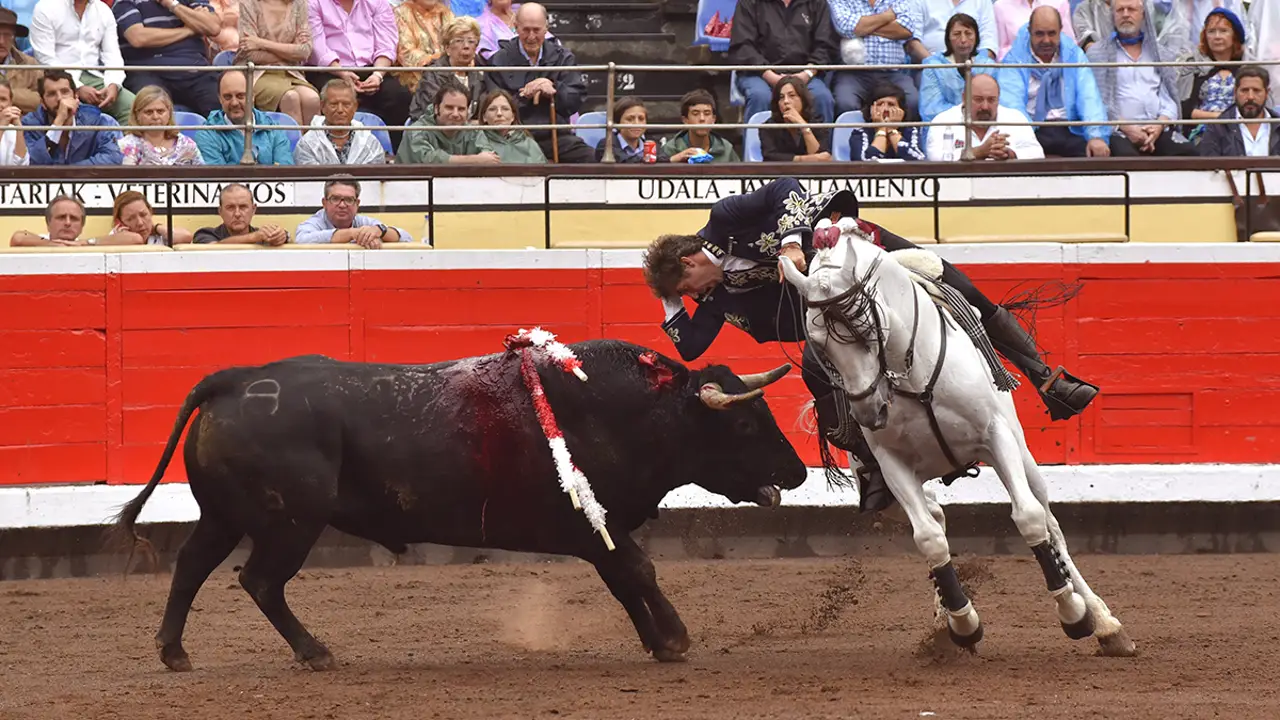 El rejoneador Pablo Hermoso de Mendoza ante su segundo primer toro