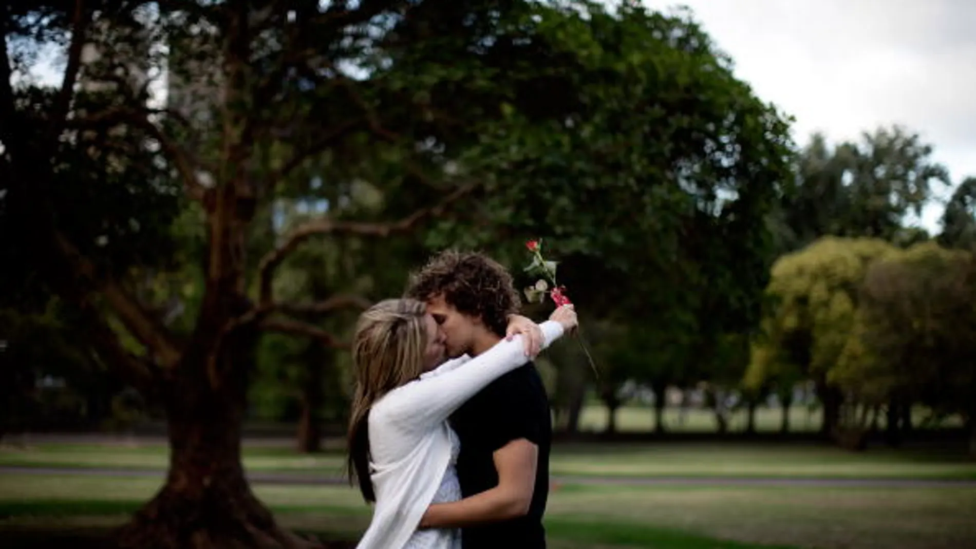 Pareja besándose Pareja besándose