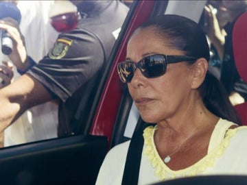 Isabel Pantoja en un vehículo Isabel Pantoja en un vehículo