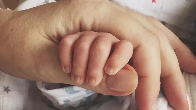 La mano del beb&eacute;