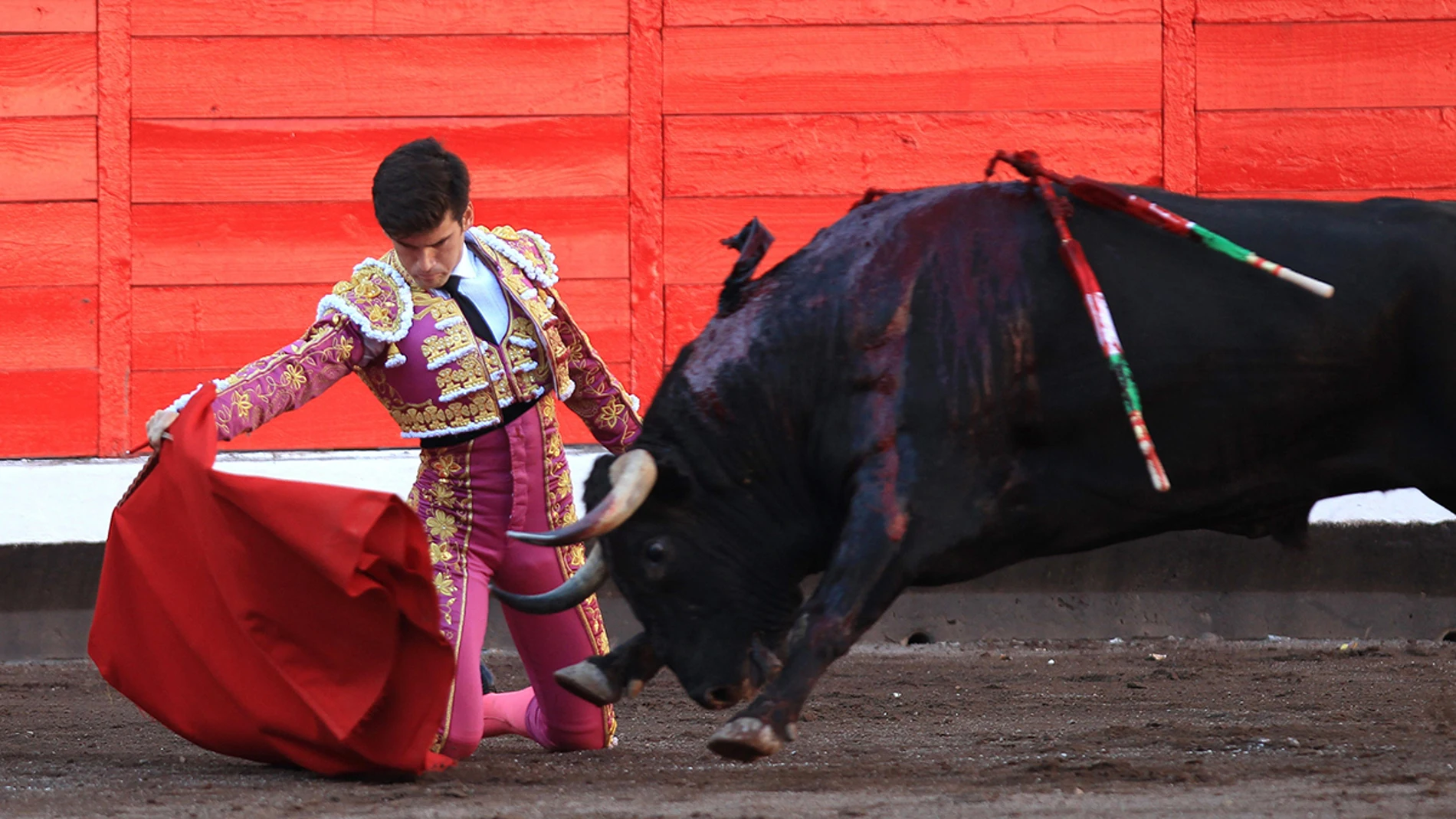 El diestro José Garrido da un pase de muleta a su primer toro