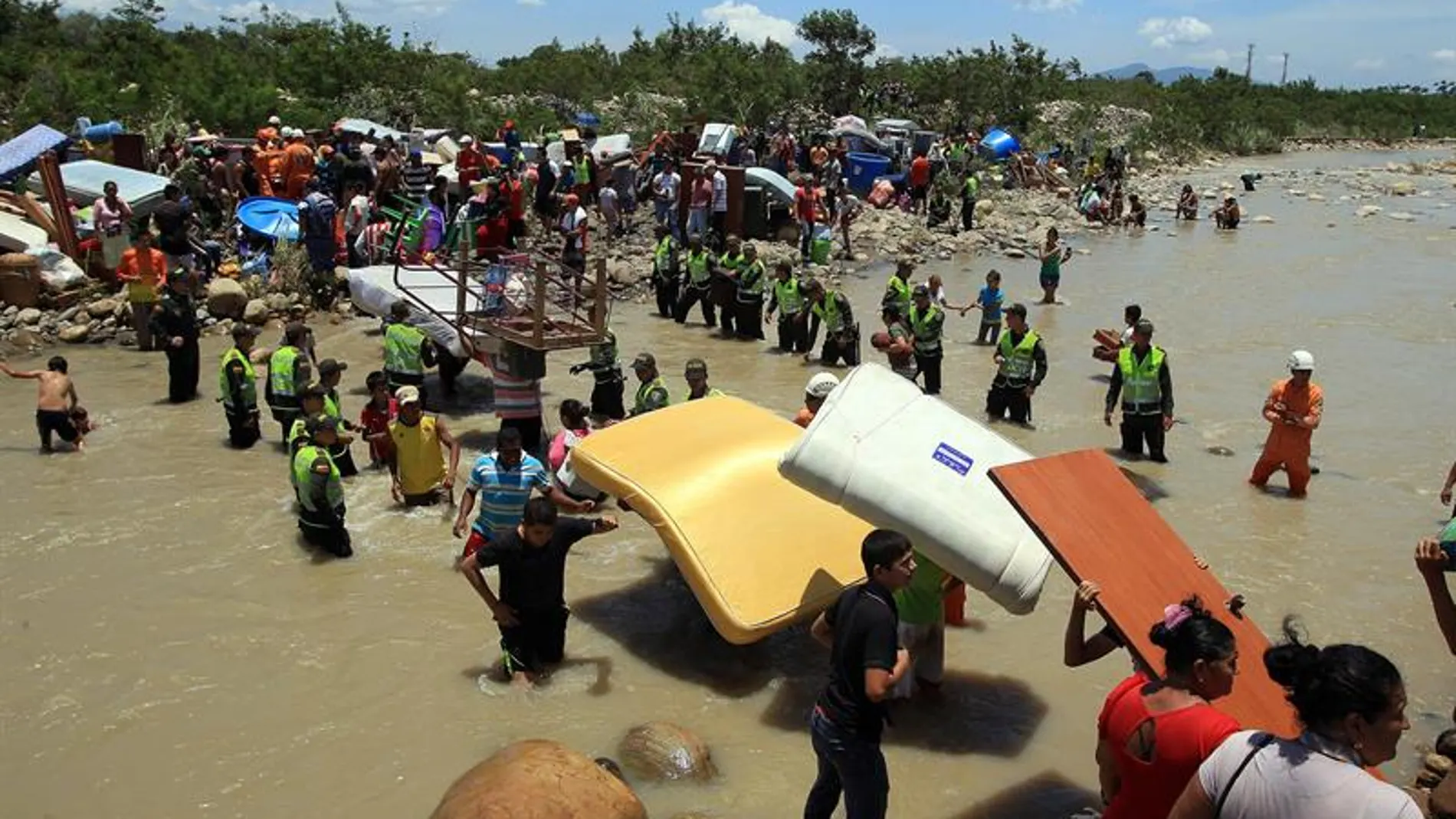 Cientos de colombianos cargan sus pertenencias por el río Táchira Cientos de colombianos cargan sus pertenencias por el río Táchira