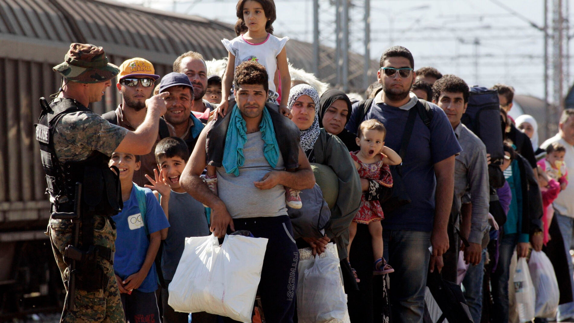 Un grupo de refugiados en la frontera entre Grecia y Macedonia