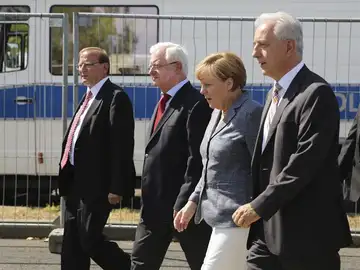 Angela Merkel a su llegada al centro de refugiados de Heidenau. Angela Merkel a su llegada al centro de refugiados de Heidenau.