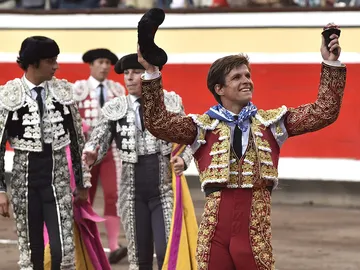 El diestro Julián López 'El Juli' tras cortar una oreja a su segundo toro El diestro Julián López 'El Juli' tras cortar una oreja a su segundo toro