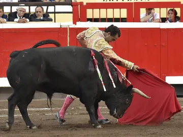El diestro Iván Fandiño da un pase de muleta en su segundo toro El diestro Iván Fandiño da un pase de muleta en su segundo toro