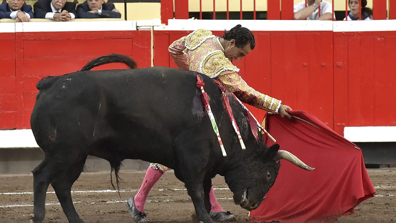 El diestro Iván Fandiño da un pase de muleta en su segundo toro