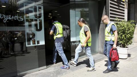 Efectivos de la Guardia Civil registran la sede de CDC 