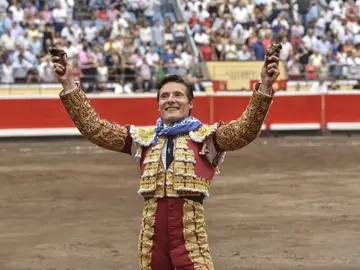 Urdiales emocionado tras cortar dos orejas Urdiales emocionado tras cortar dos orejas