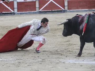 El diestro El Fandi desafía a su tercer toro El diestro El Fandi desafía a su tercer toro