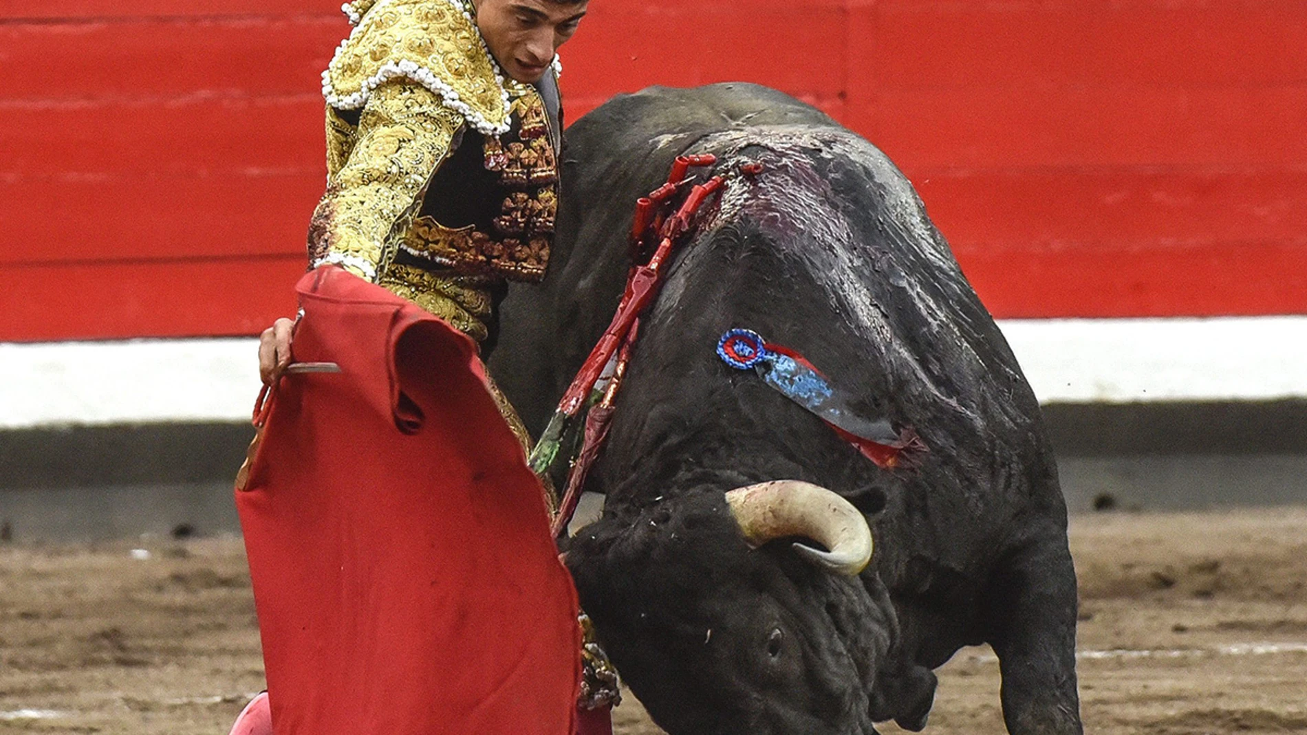 El diestro Paco Ureña da un pase a su segundo toro en la Feria de Bilbao