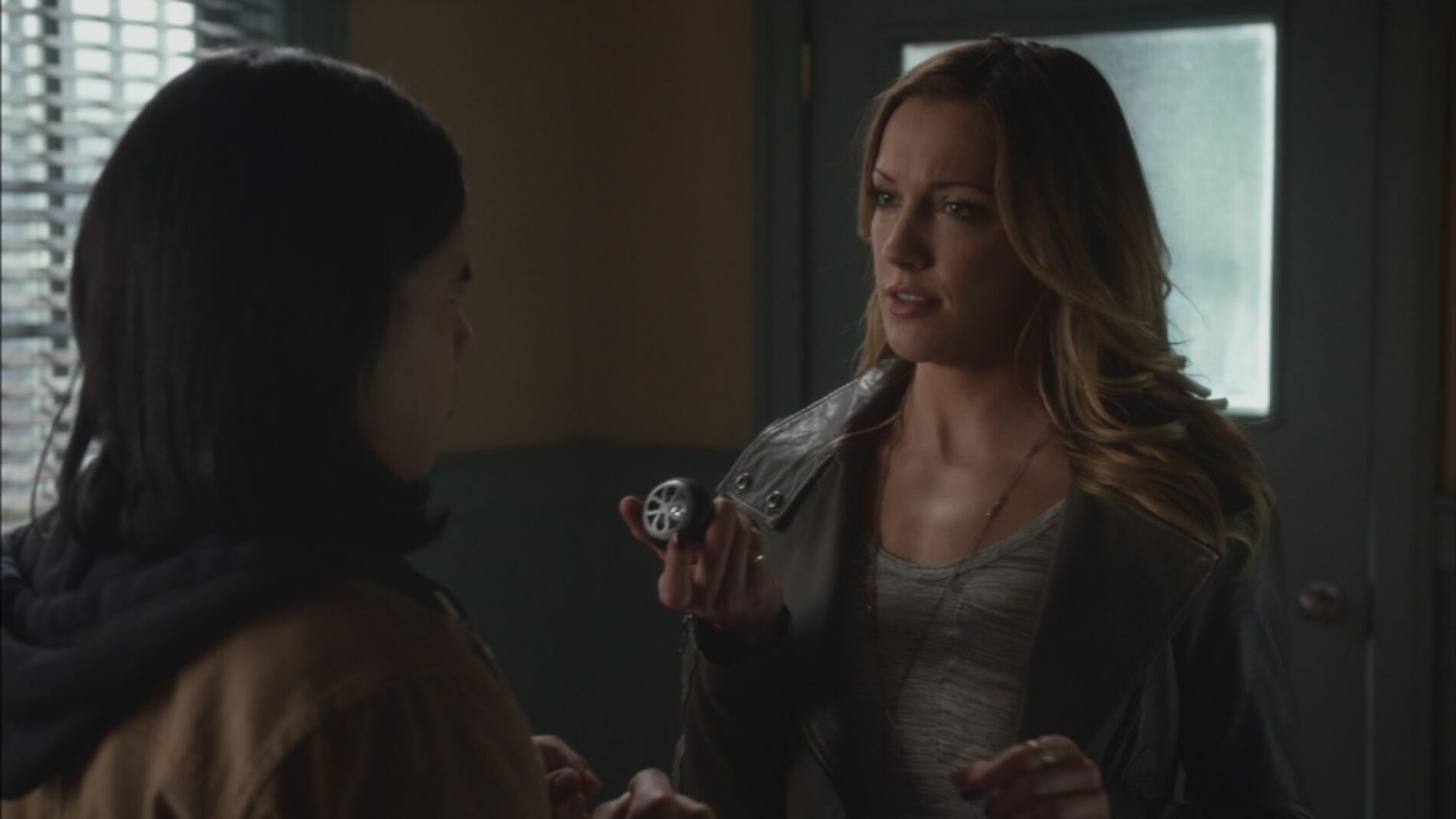 Laurel Lance, a.k.a. Canario Negro, pide ayuda a Cisco