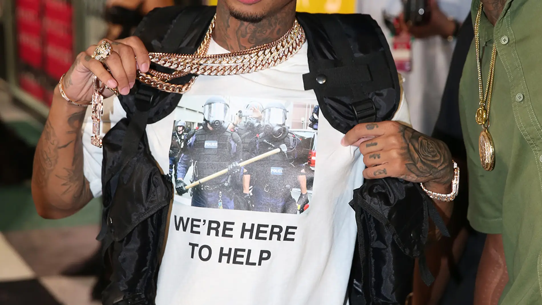 Tyga, con camiseta blanca y chaleco negro